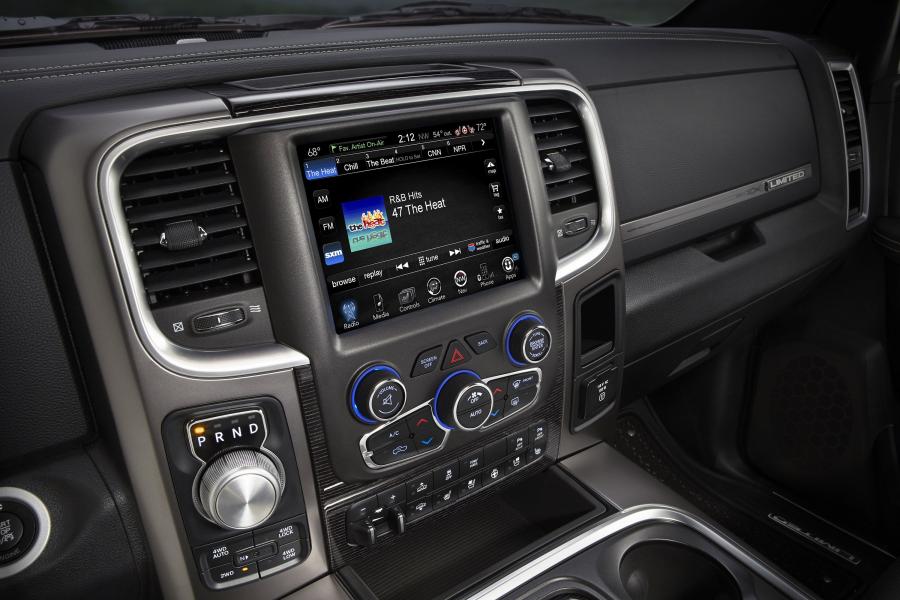 Детали интерьера Dodge Ram 1500 Laramie Limited Crew Cab 2015 года  (фото 42 из 46)